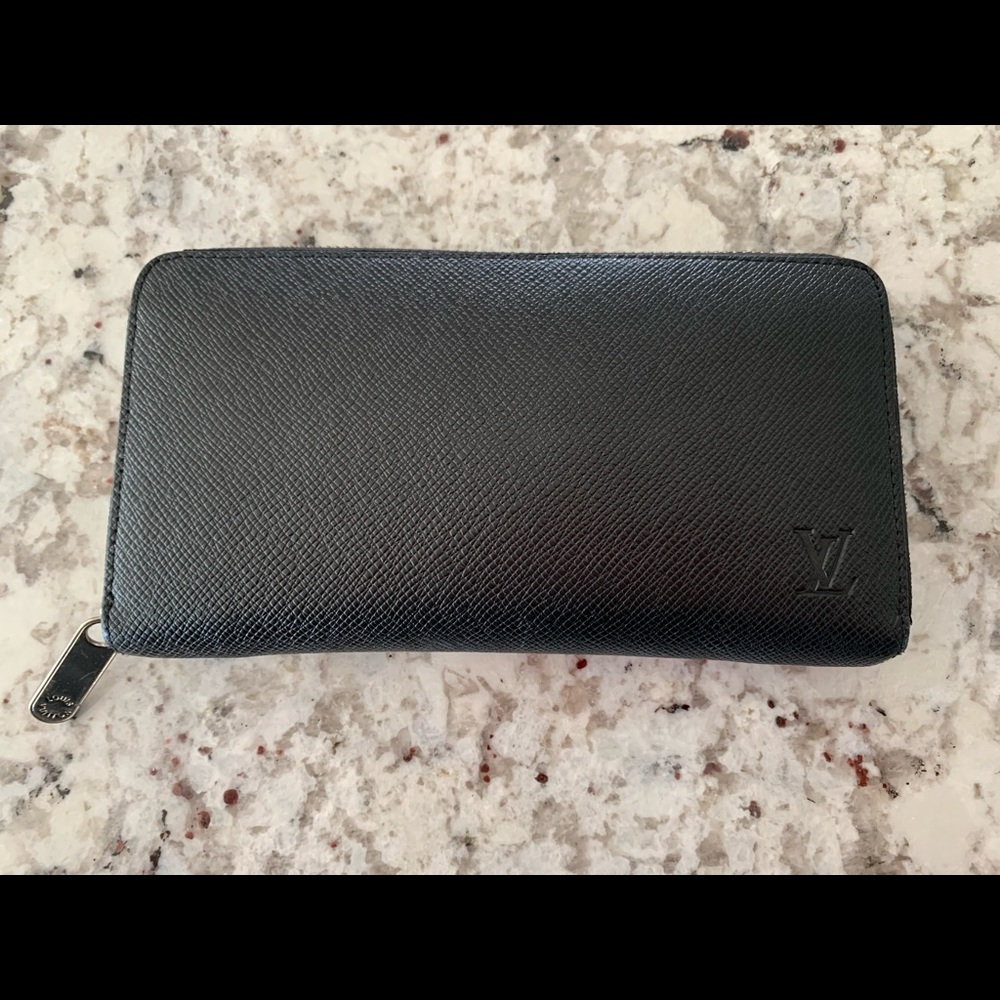 Authentic Louis Vuitton zip around wallet DATE CODE N60017LV